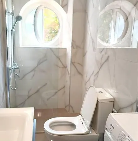 Ovi 2 * Tirana